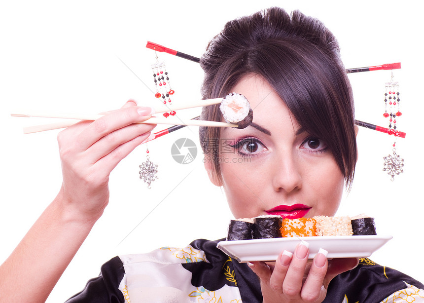 有日本寿司卷的年轻美女图片
