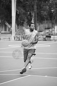一名篮球运动员带球奔跑的黑白图像图片