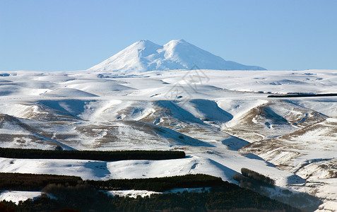 蓝色天空背景的Elbrus图片