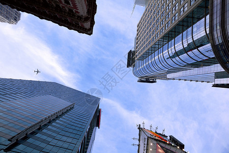 仰望纽约时代广场的摩天大楼图片