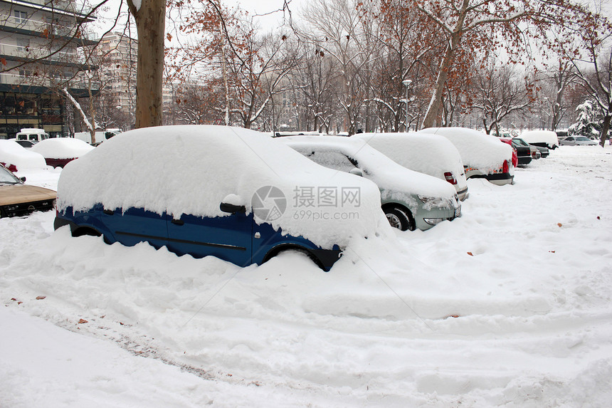 几乎完全被雪覆盖的汽车的照片图片