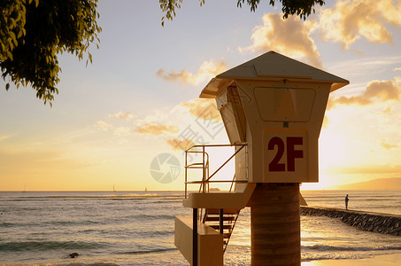 夏威夷日落时在Waikiki海滩图片