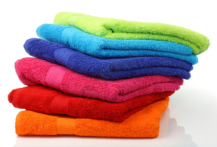 白色背景上的彩色堆叠浴室毛巾高清图片