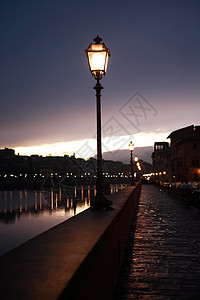 在佛罗伦萨的夜里光荣古老的街灯在阿图片