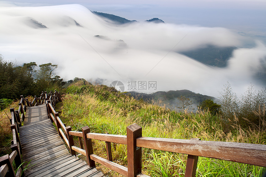 山云雾在早晨图片