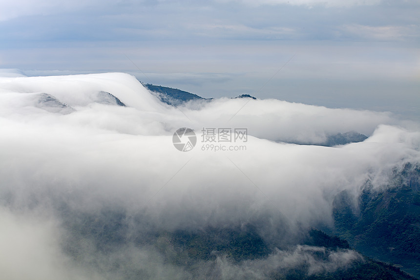 山云雾在早晨图片