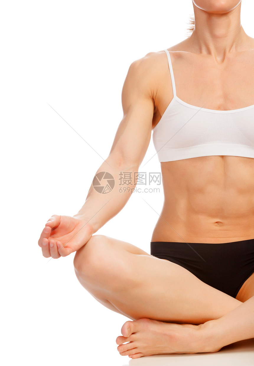 做瑜伽锻炼的肌肉妇女孤图片
