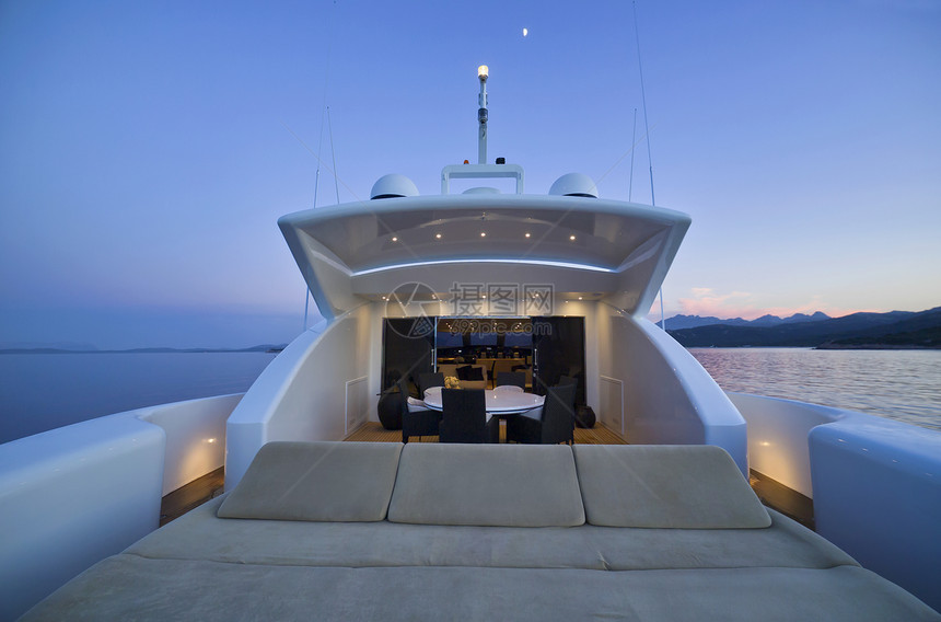 意大利撒丁岛蒂尔赫尼安海35米豪华游艇图片