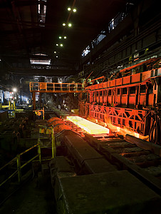 工厂内输送机上的热钢图片