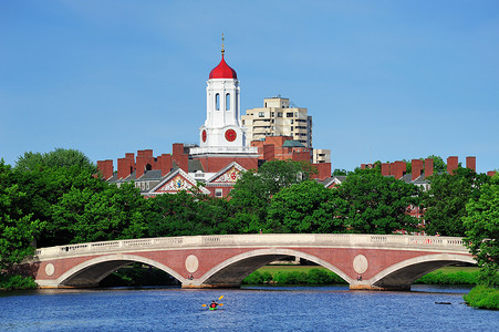 约翰W周大桥和时钟塔位于波士顿哈佛大学校园的查尔斯河上空有背景图片