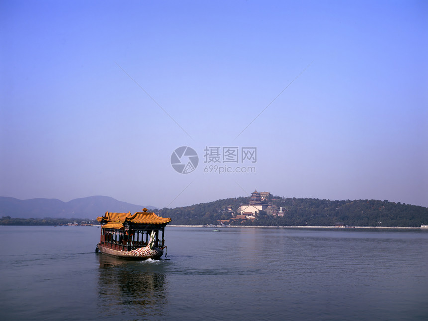 龙船在北京夏日宫附近库明图片