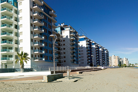 地中海岸滩上典型的旅游者公寓楼建筑图片