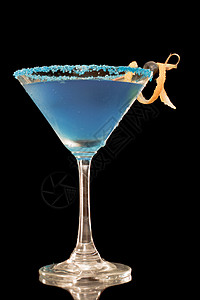 蓝色马提尼酒黑色背景上饰有蓝色糖边柠图片