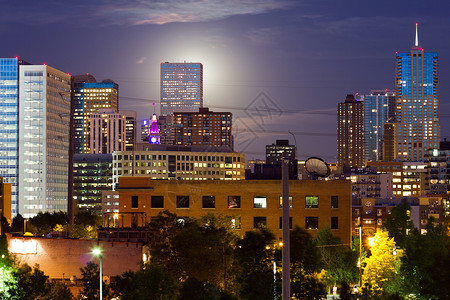 黄昏时满月在丹佛科罗拉多市中心的摩图片
