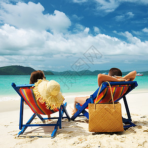 热带海滩上的情侣图片