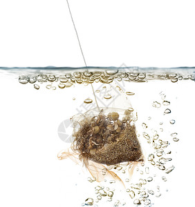 洋甘菊香包浸在热水中图片