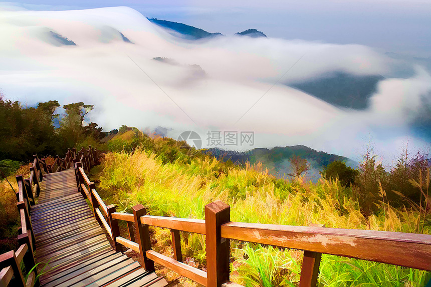 晨光山云雾画风图片