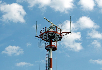 配备雷达和天线的新灯塔信标向游轮图片