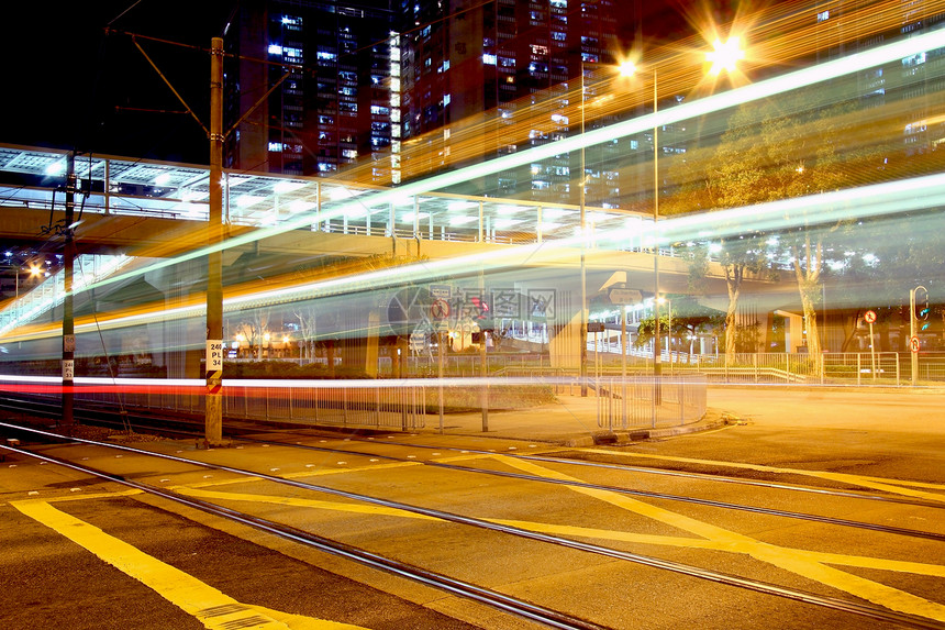 香港晚上的轻轨是这座城市的交通工具图片