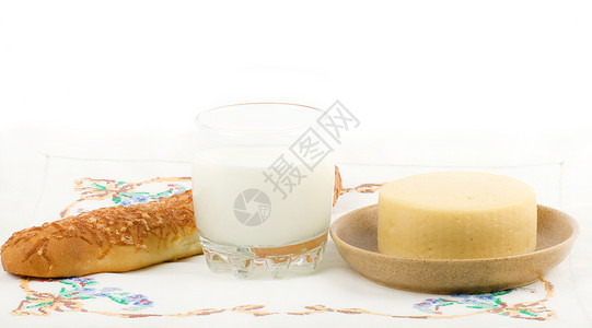 美丽的面包配牛奶和酪背景图片