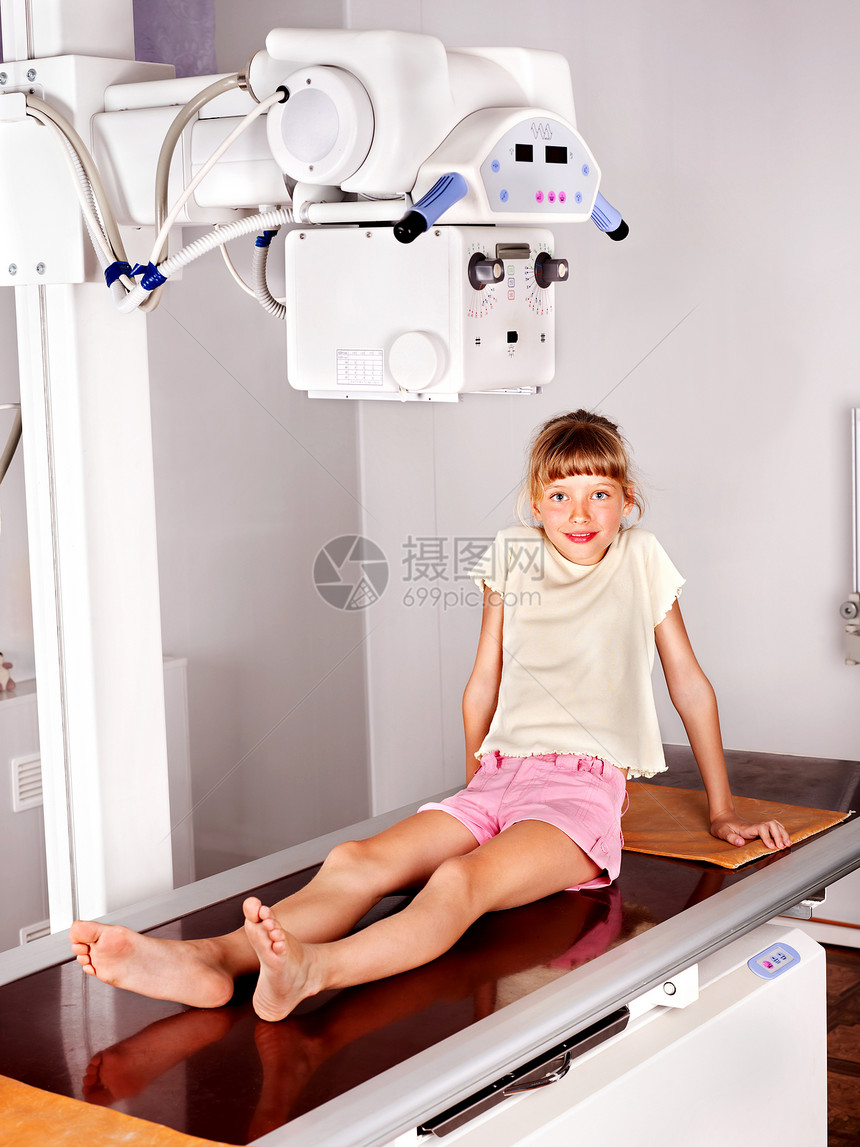 放射科医院的小女孩图片