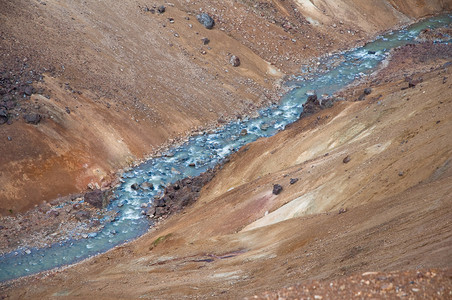 冰岛山区的热水溪流图片