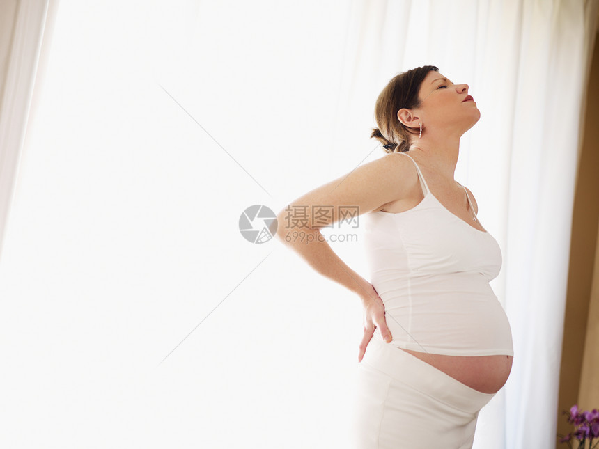 意大利语7个月怀孕妇女背部按摩水平形状侧视图片