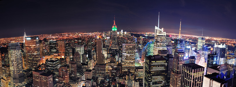 纽约市天线空中全景在夜间与帝国大厦时代广场和曼哈顿中城的摩天图片