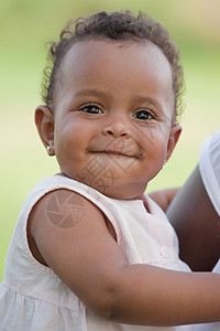 有美丽微笑的可爱的非洲女婴图片
