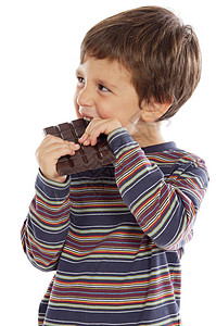 在白色背景下吃巧克力的孩子图片