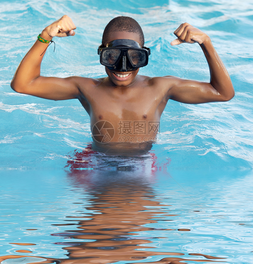 夏天游泳池里的男孩图片