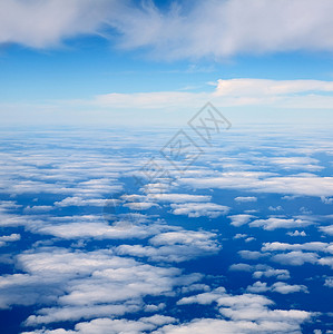 从蓝天看到的美丽的云彩图片