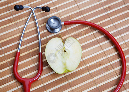 听诊镜和苹果健康的图片
