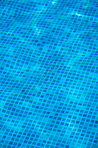 蓝色游泳池里的干净水图片