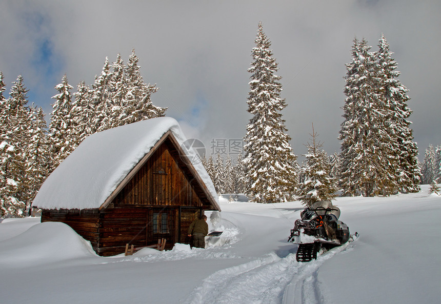 冬天的小木屋白雪覆盖图片