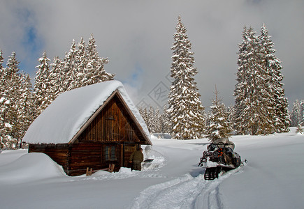 冬天的小木屋白雪覆盖图片