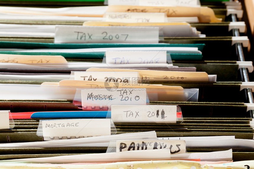 文档抽屉中的文件夹分类为税务年和图片