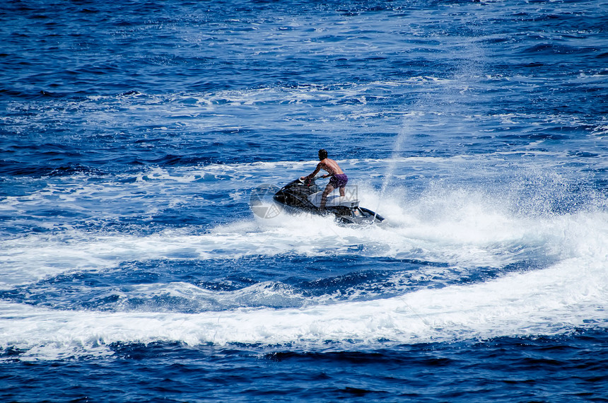 蓝色水上摩托艇图片