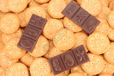 黄色圆环饼干的纹理巧克力背景切片图片
