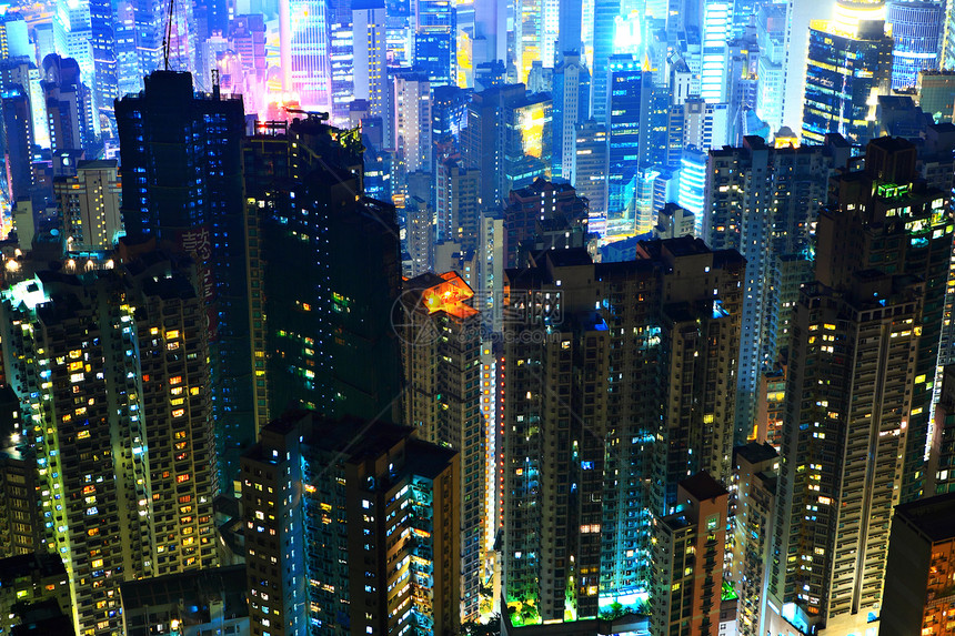 香港晚上有拥挤的建筑物图片