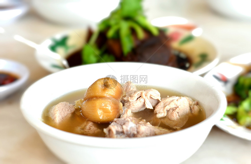 马来西亚炖猪肉和草药汤辣汤bakku图片