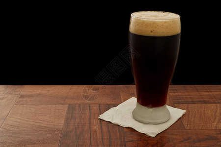 爱尔兰斯图特在黑色隔离的酒吧顶部在一个冷冰图片