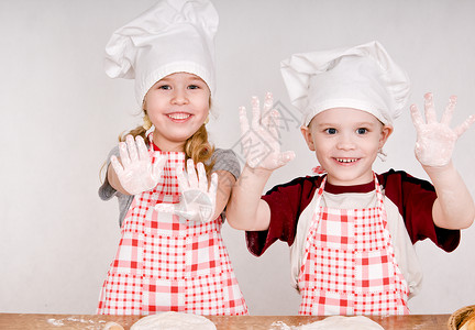 两个戴厨师帽子的孩图片