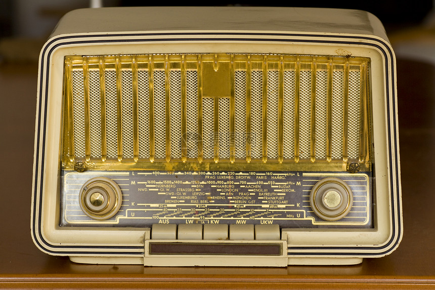 桌子上的古董非常古老的式收音机图片
