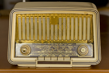 桌子上的古董非常古老的式收音机背景图片