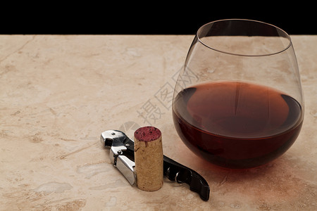 一杯红葡萄酒装有软木螺图片