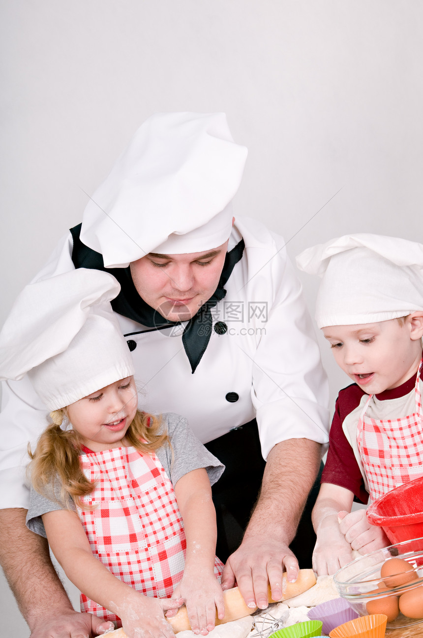 厨师教孩子们做饭图片