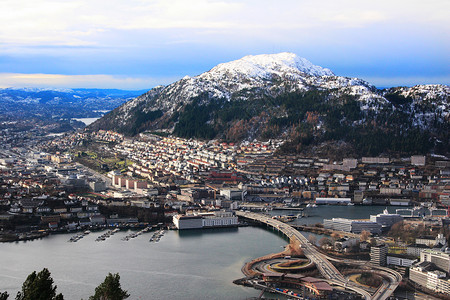 在卑尔根布吕根挪威的晴天图片