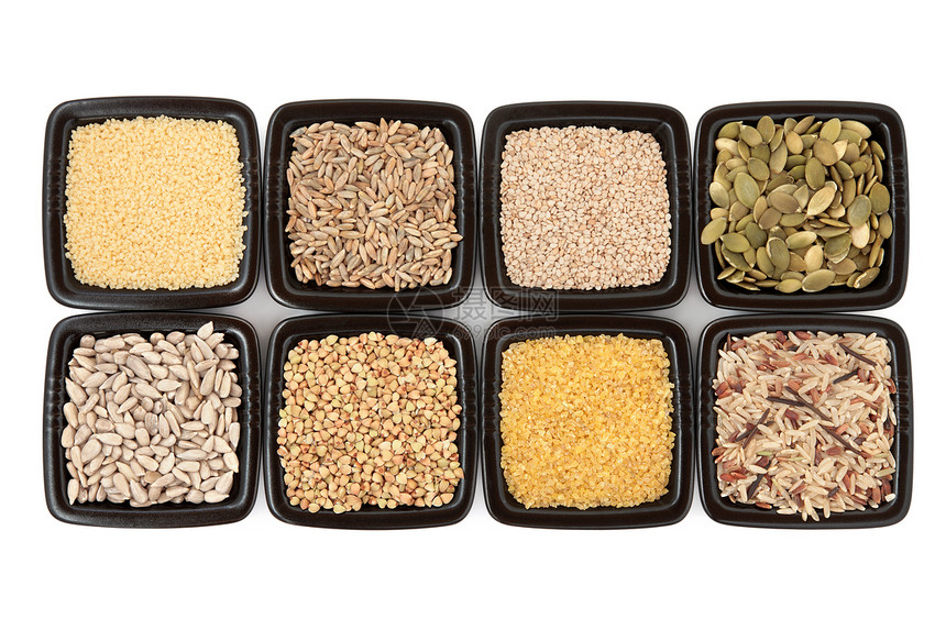 小麦荞麦蒸粗麦粉芝麻南瓜和葵花籽黑麦谷物和野生稻的谷物和谷物选择在白色背景的黑图片