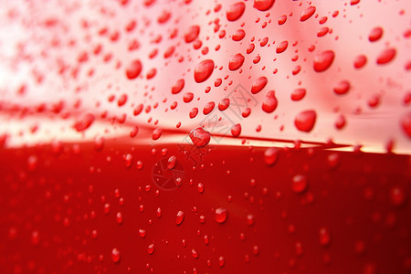 红色汽车的表面图片